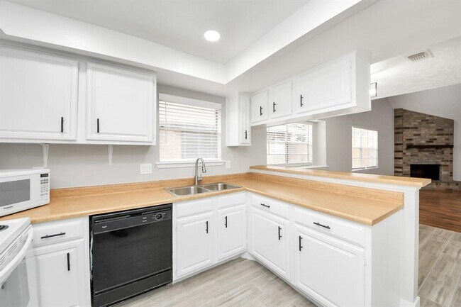 Building Photo - 14810 Scotter Dr