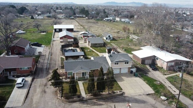 Building Photo - 3 bdrm 3 bath Home 2 car Garage 1.8 Acres Horse property. All Utilities included.