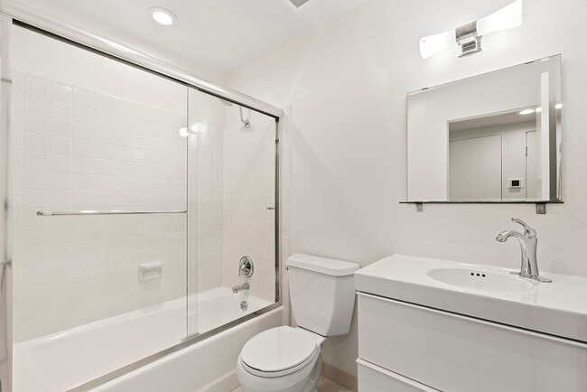 Building Photo - Gorgeous 3+3 Private Single Family Townhou...
