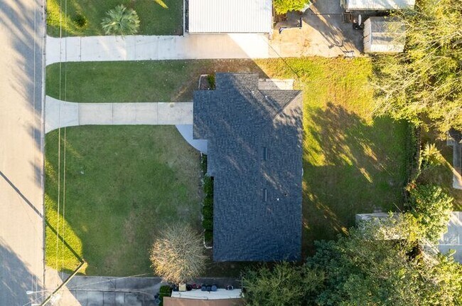 Building Photo - Gorgeous 3/2 Home