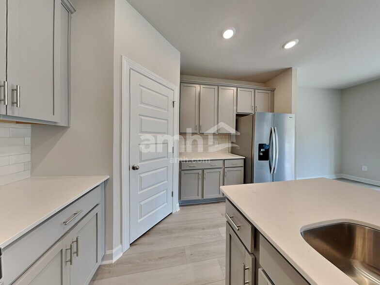 Building Photo - 210 Granby Trl