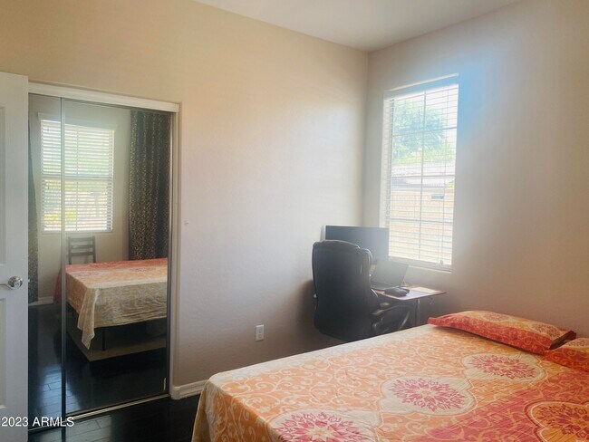 Building Photo - 453 W Lantana Pl