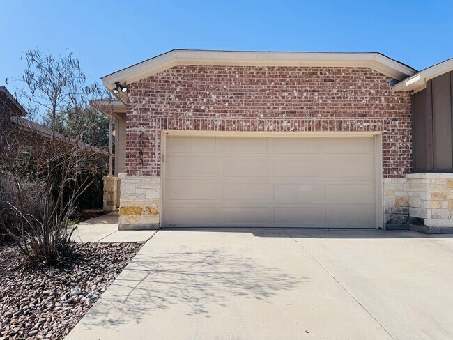 Building Photo - Luxury 3/2 duplex in NBTX