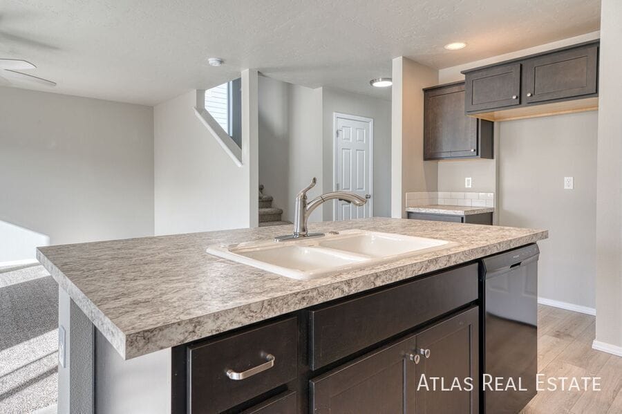 Building Photo - 2711 W Balboa Dr