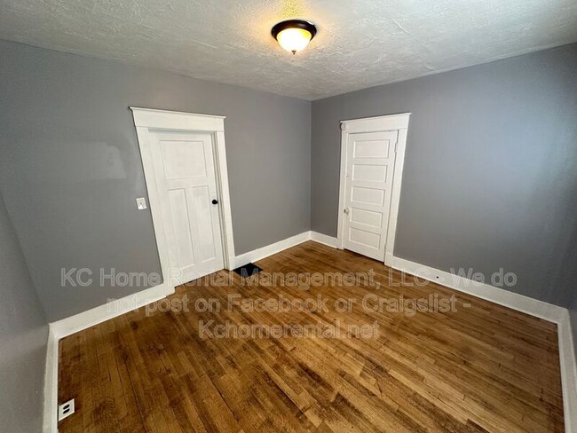 Building Photo - 5233 E 6 St