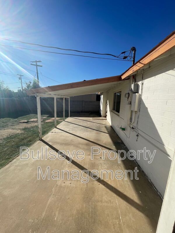 Building Photo - 3127 W Dahlia Dr