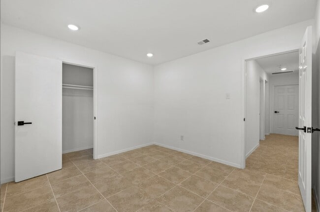 Building Photo - 9930 Valley Lake Dr