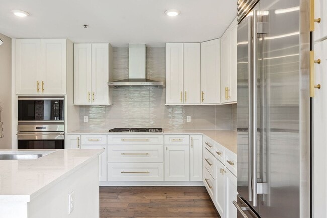 Building Photo - Luxury Condo in Dublin's Coveted Bridge Pa...