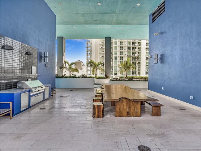 Building Photo - 1300 Brickell Bay Dr