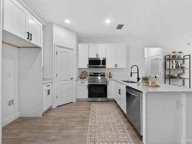Building Photo - 922 N Fairbairn Dr