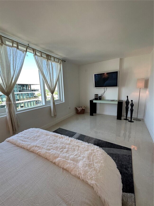 Building Photo - 2301 Collins Ave