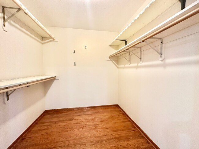 Building Photo - Desirable Mequon Home in Heart of Ville du...