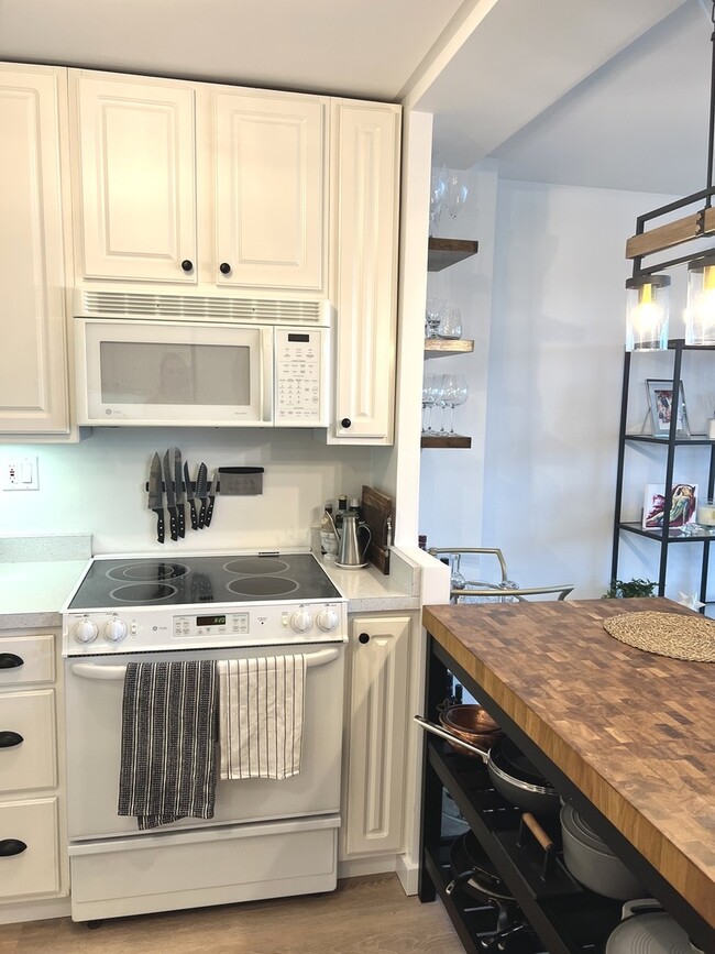 Building Photo - 88 W Schiller St