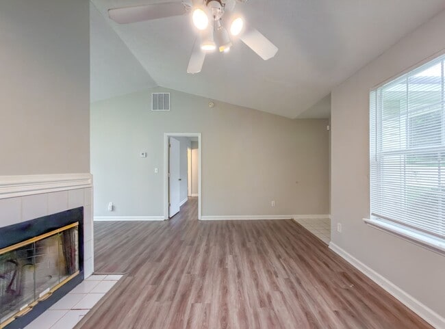 Building Photo - LOVELY SE 3/2 w/ New Paint, Fireplace, Fenced Yard, Vaulted Ceilings, Washer/Dryer, & No Carpet! ...