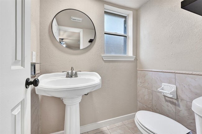 Building Photo - 10519 Pleasanton Dr