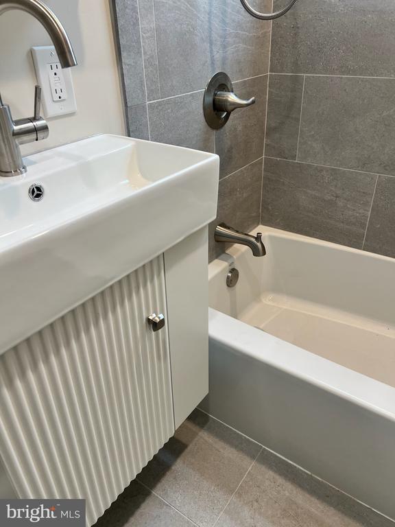 Building Photo - 362 Ripka St