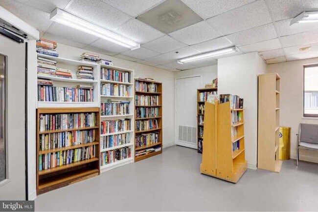 Building Photo - 900 N Stafford St