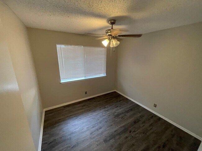Building Photo - 12613 Tree Line Dr