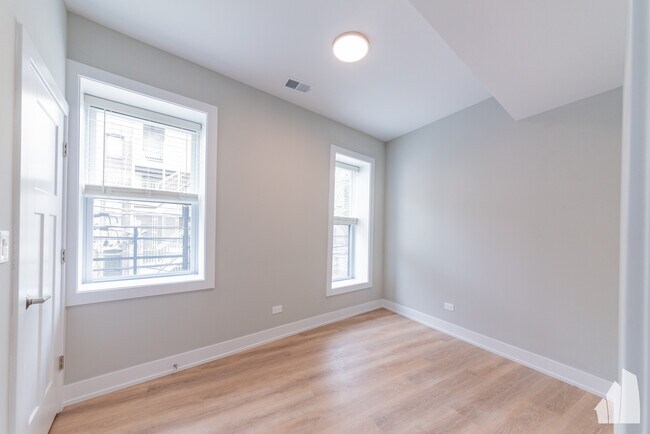 Building Photo - 438 W Belden Ave