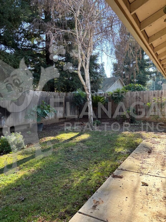 Building Photo - Large 4 Bedroom/ 2  Bathroom home