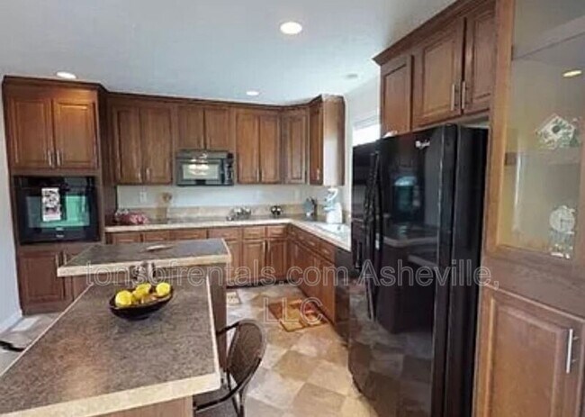 Building Photo - 3 Dadoo Dr