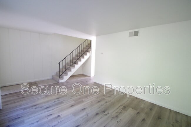 Building Photo - 491 Serento Cir