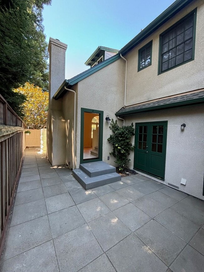 Building Photo - 2 Bedroom 1 Bathroom ADU in central Northeast Santa Rosa close to everything