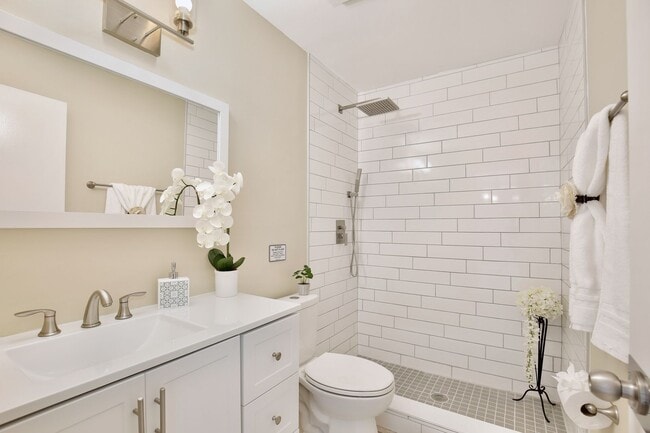 Building Photo - Beautifully Remodeled 1 bed 1 bath Villa n...