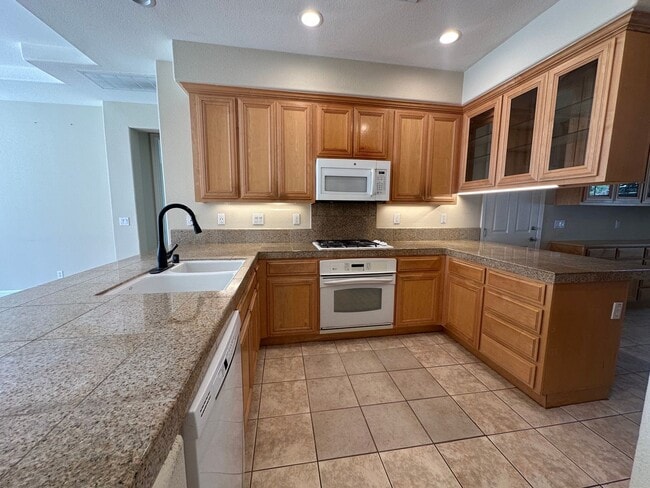 Building Photo - Single Story, Bright and Beautiful Home, w...