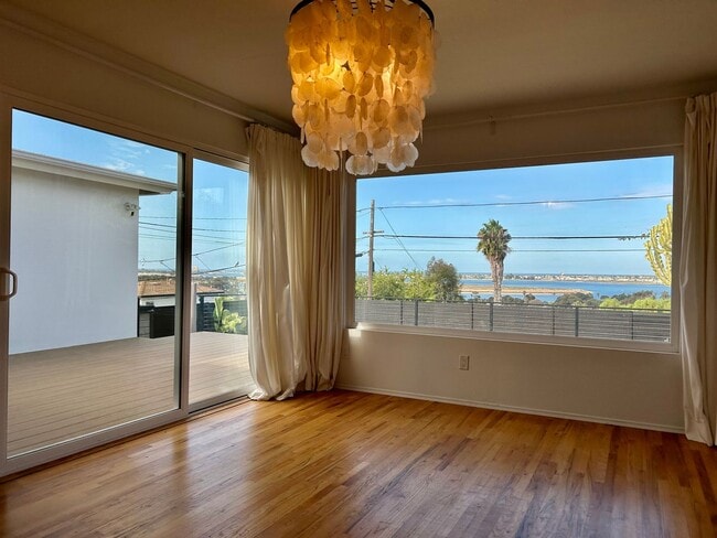 Building Photo - Stunning 3 Bedroom with Pool and Views in ...