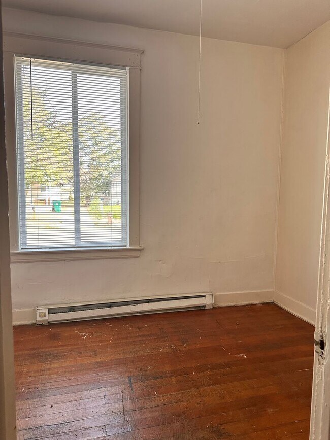 Building Photo - 5028 N Nelson St