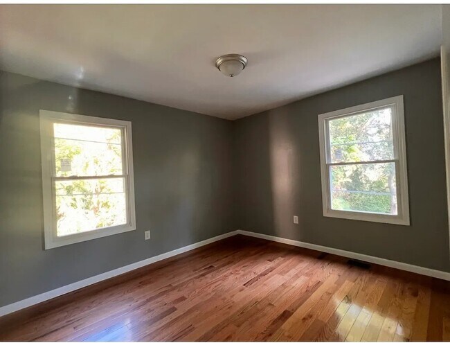 Building Photo - 1648 Valley Dr