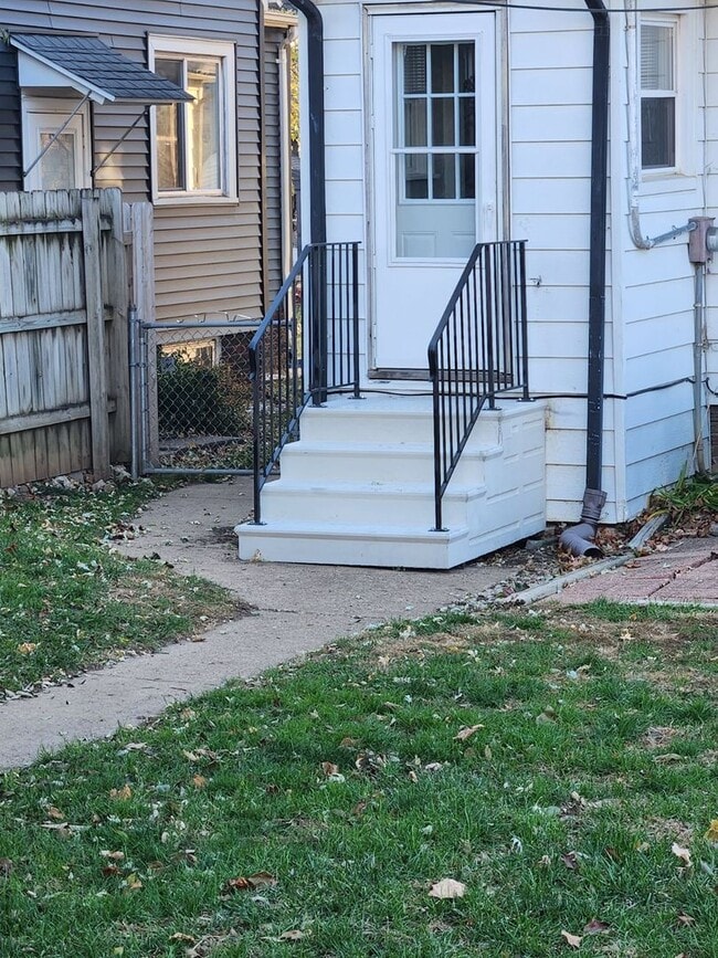 Building Photo - large 3br 2 bath home with full basement &...