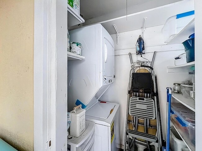 Building Photo - 305 SE 11th Ave