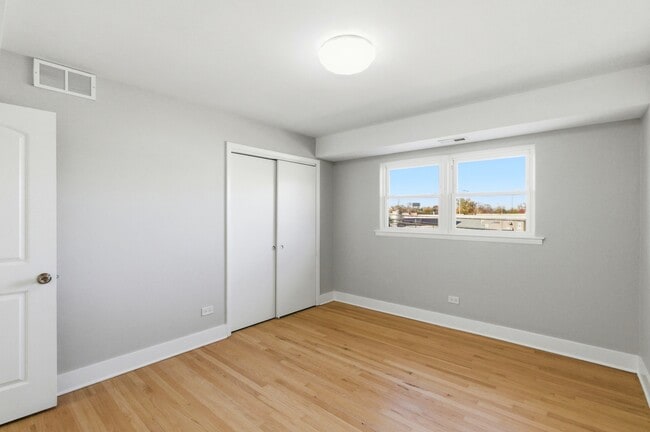 Building Photo - 1215 Balmoral Ave