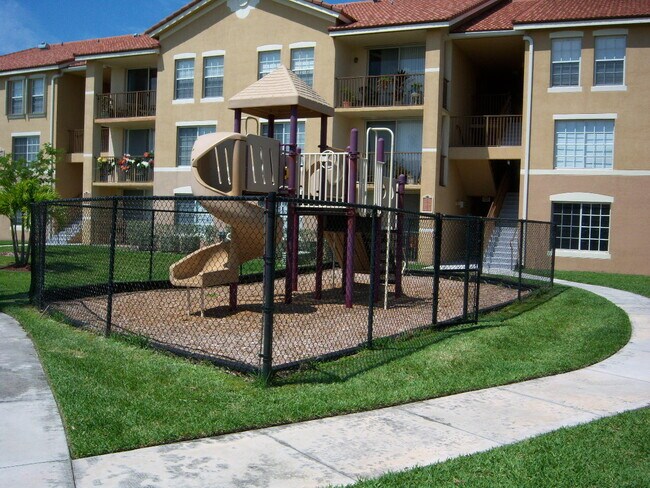 Building Photo - 818 Villa Cir