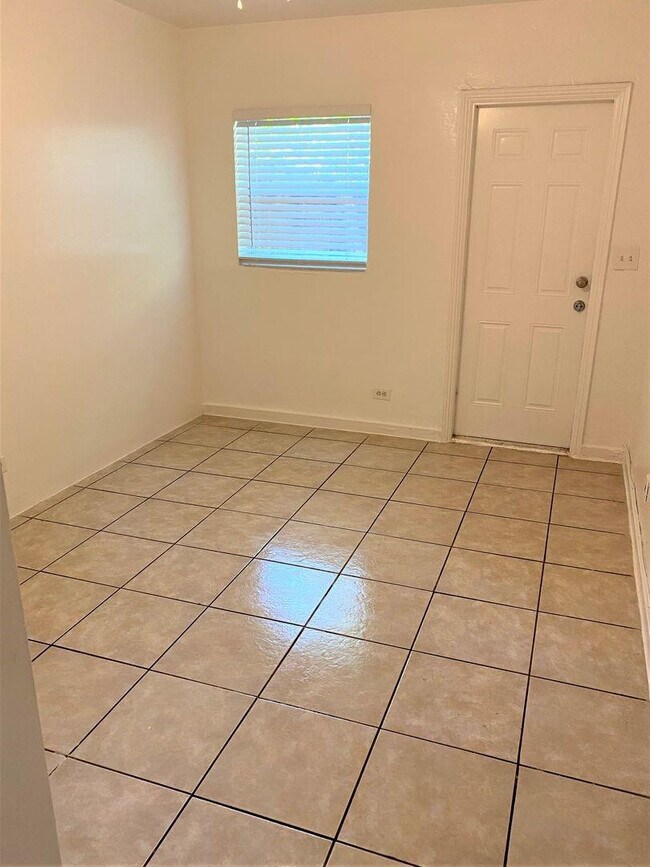 Building Photo - 715 SW 14th Ave