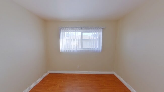 Primary Photo - 512 North Cir