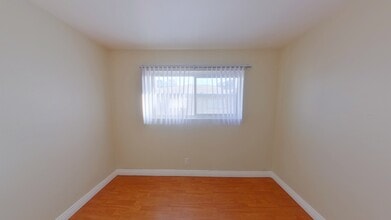 Building Photo - 512 North Cir