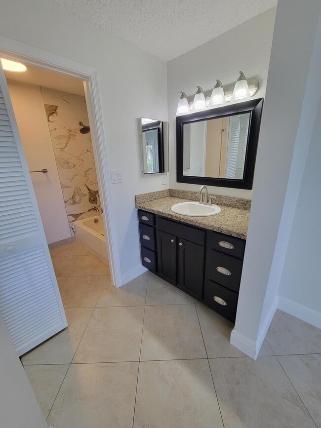 Building Photo - 4208 Glenmoor Dr