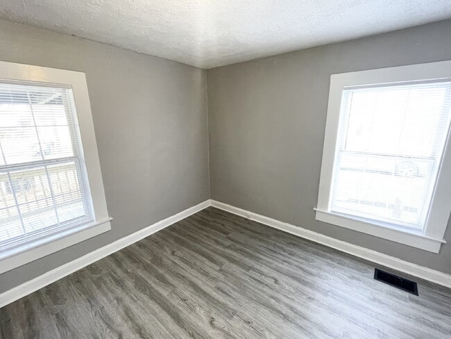 Building Photo - 2 Bedroom quiet street & neighborhood