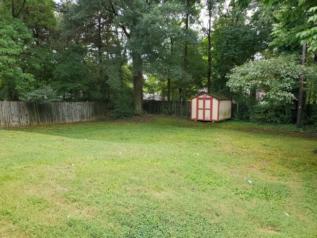 Building Photo - 3 Bedroom Home off WT Harris - in convenie...