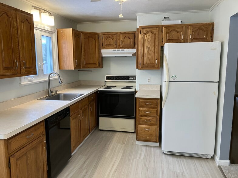 Kitchen - 147 Winstead Rd