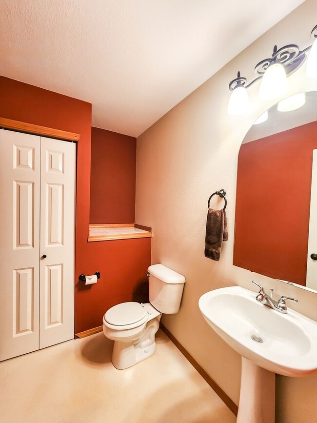 Building Photo - 3-Bedroom Gleneagle Townhome Available Now!