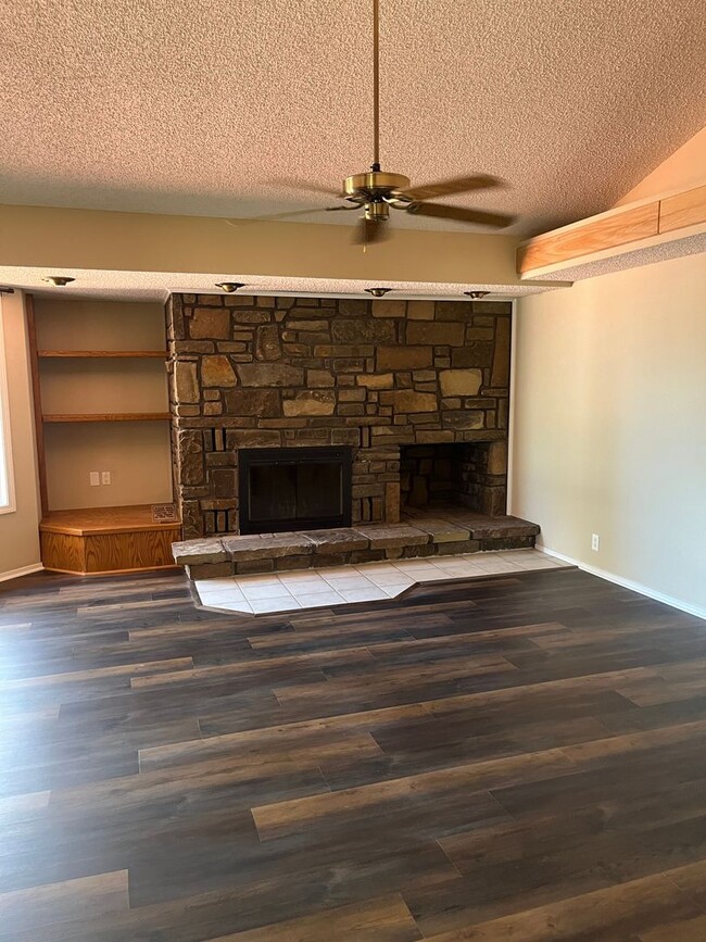 Building Photo - Newly Remodeled Townhome