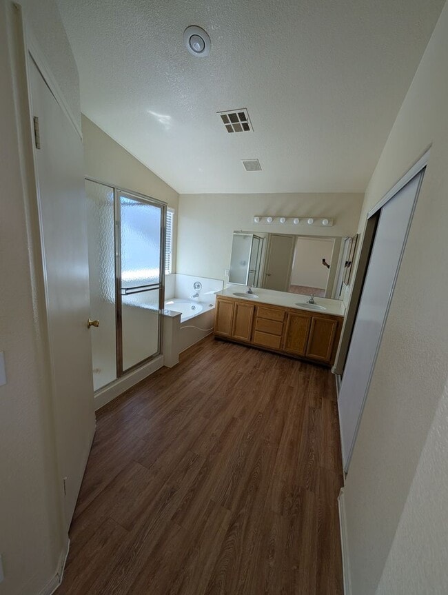 Building Photo - MOVE-IN READY 4BR/3BA SINGLE FAMILY HOME I...