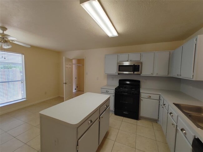 Building Photo - 28811 Sedgefield St