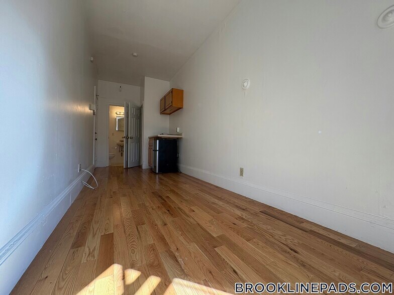 Building Photo - 1061 Beacon St