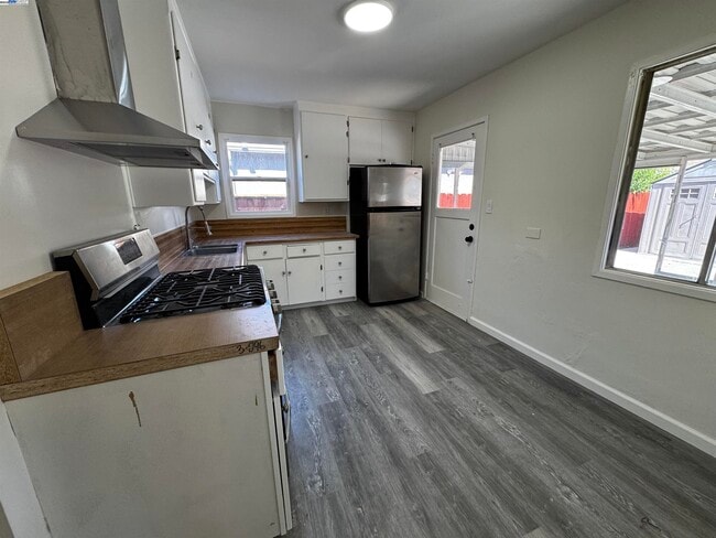 Building Photo - 610 Via Mirabel