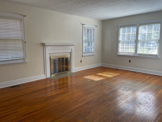 Building Photo - 2567 N View Ave